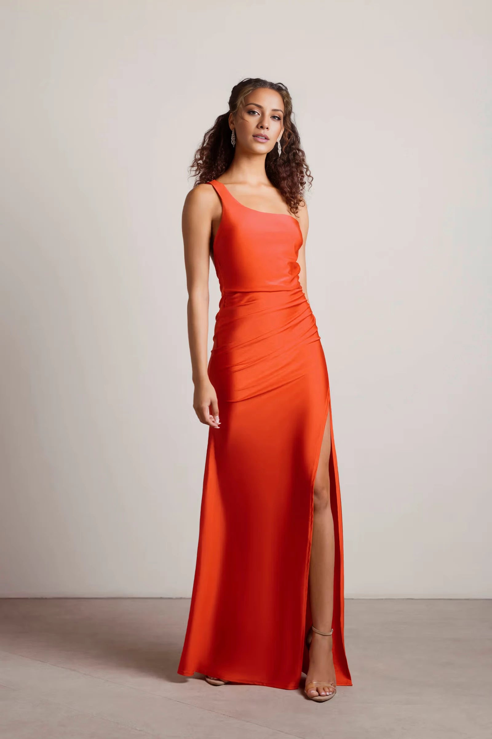 Vestido de fiesta largo hasta el suelo, sin mangas, con cuello asimétrico, abertura lateral y hombros descubiertos 