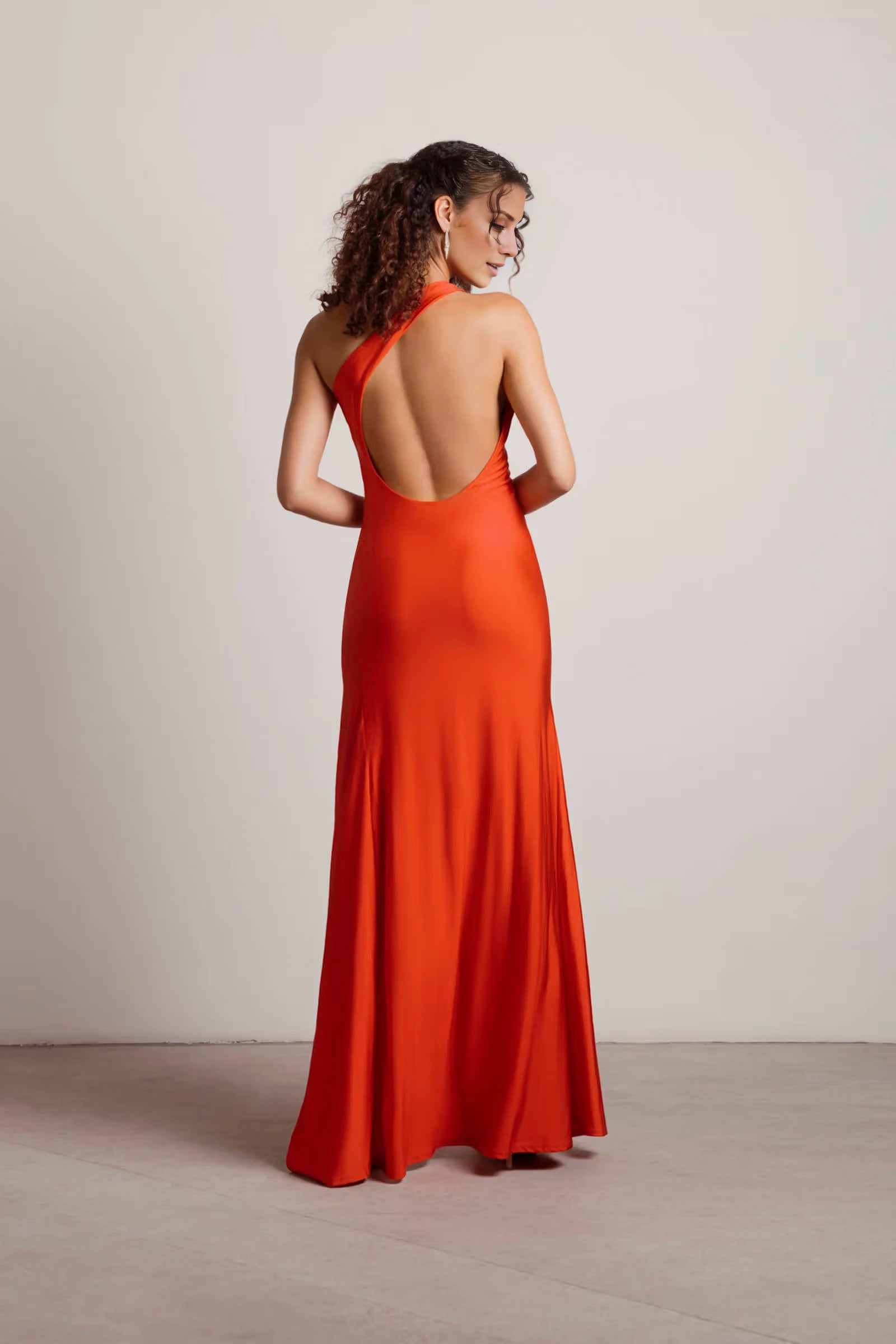 Vestido de fiesta largo hasta el suelo, sin mangas, con cuello asimétrico, abertura lateral y hombros descubiertos 