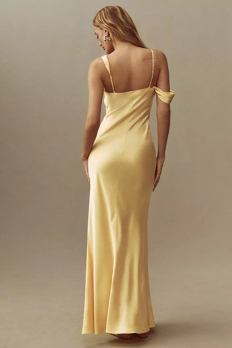 Vestido de fiesta asimétrico con cuello descubierto, hombros descubiertos, sin mangas, tirantes finos, espalda descubierta y largo hasta el suelo 