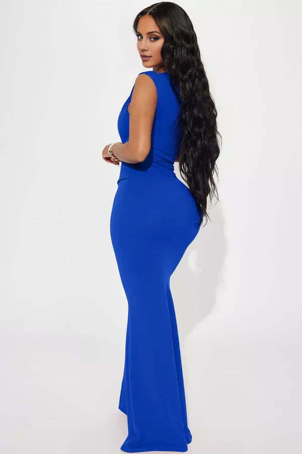 Vestido de noche largo hasta el suelo, con cuello asimétrico, sin mangas, espalda descubierta, borde con volantes, abertura lateral 