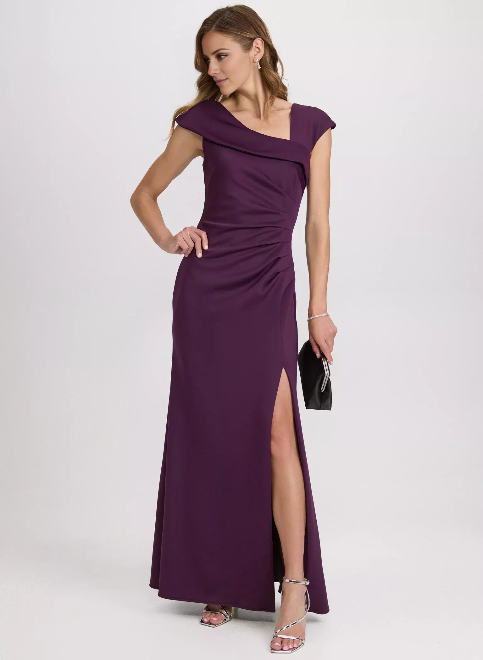 Vestido de noche largo hasta el suelo, con cuello asimétrico, sin mangas y espalda descubierta con abertura lateral 