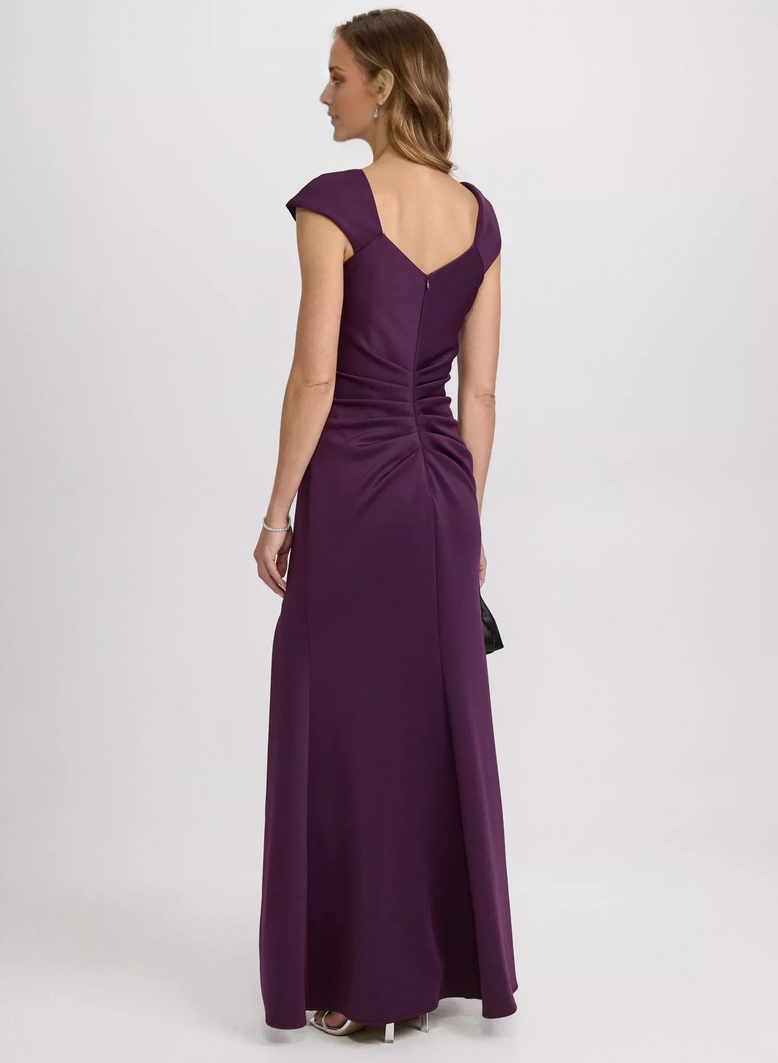 Vestido de noche largo hasta el suelo, con cuello asimétrico, sin mangas y espalda descubierta con abertura lateral 