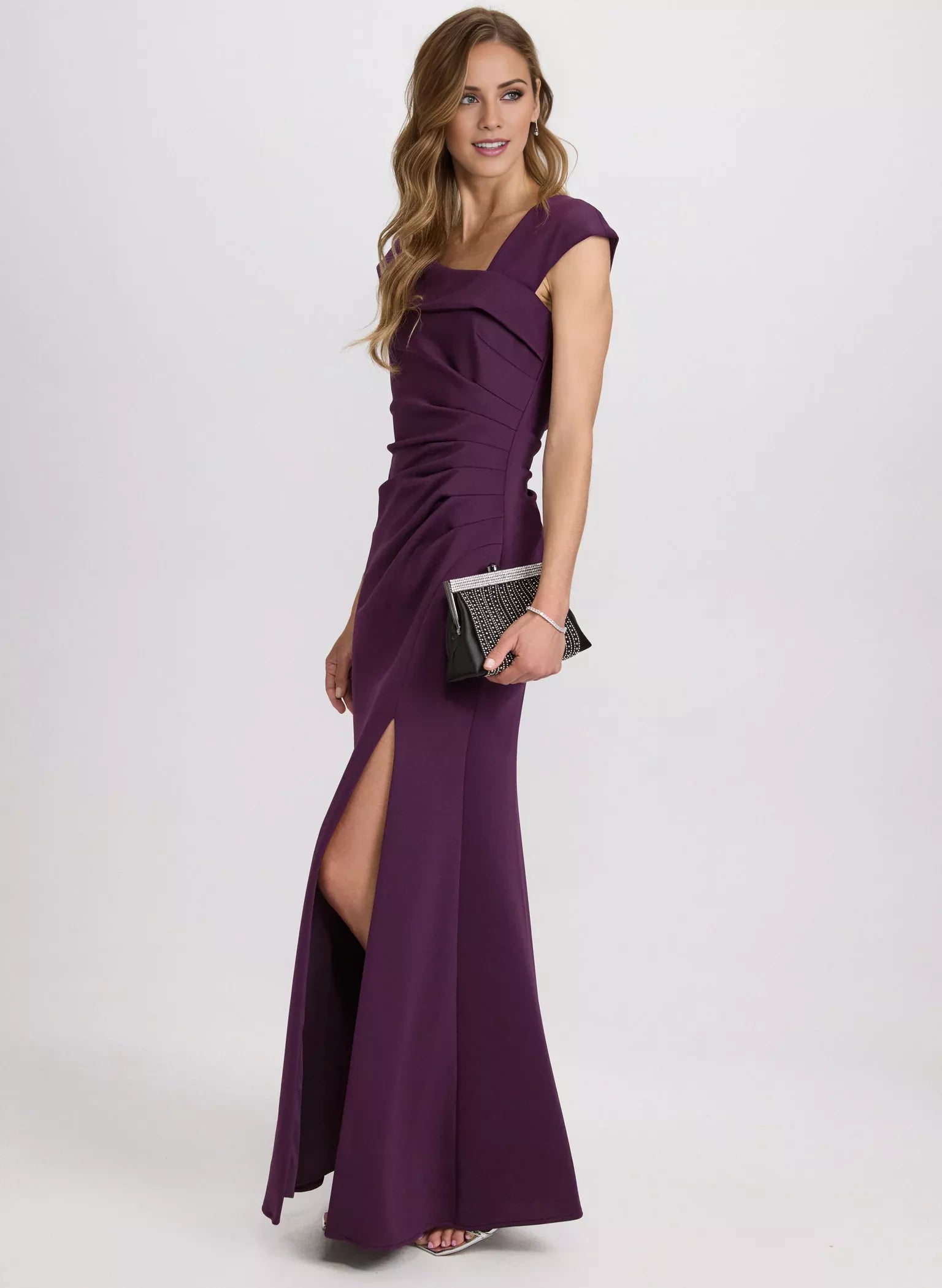 Vestido de noche largo hasta el suelo, con cuello asimétrico, sin mangas y espalda descubierta con abertura lateral 