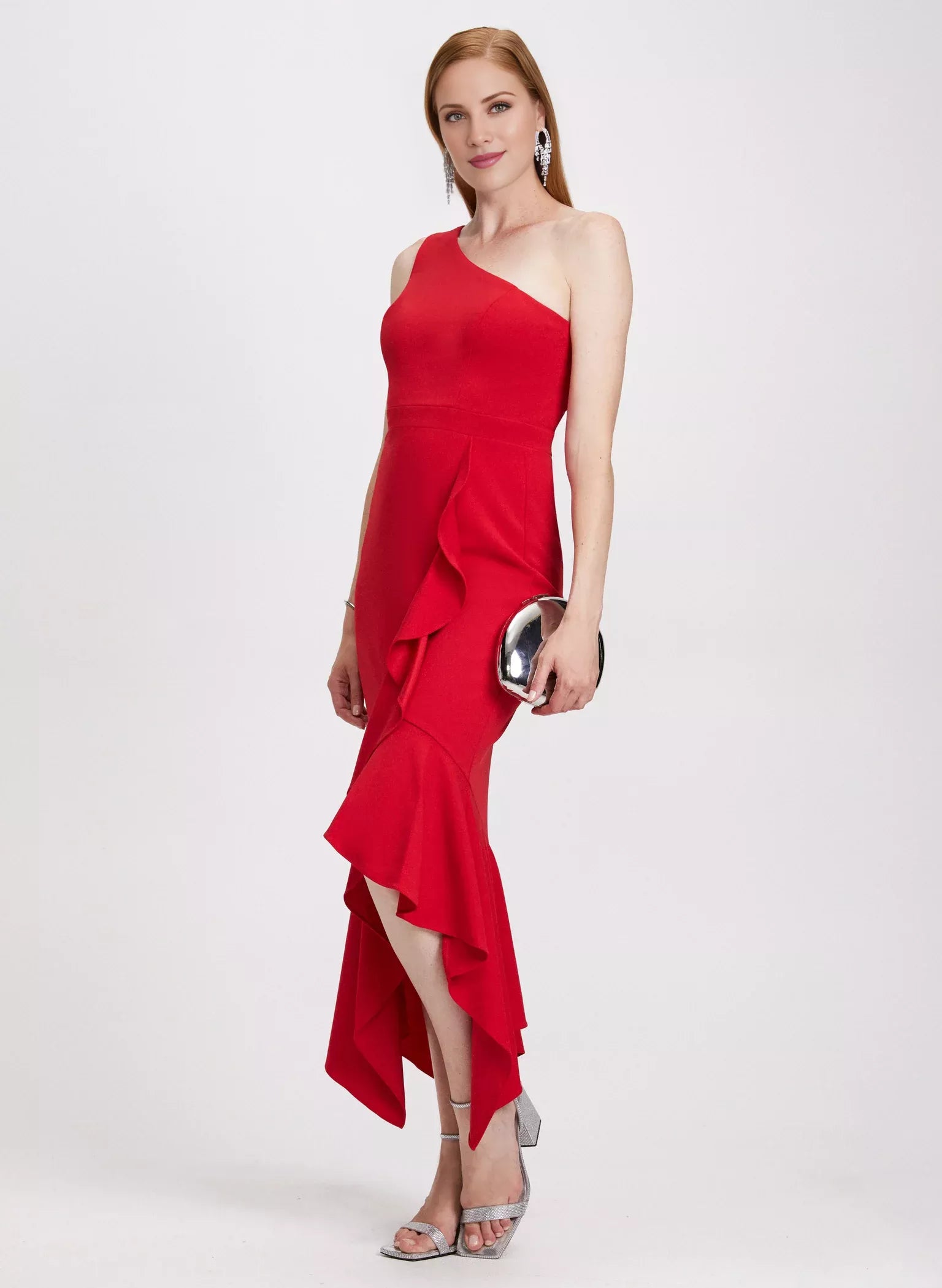 Vestido de noche largo hasta el suelo con cuello asimétrico, sin mangas, espalda descubierta, abertura lateral con volantes en los bordes