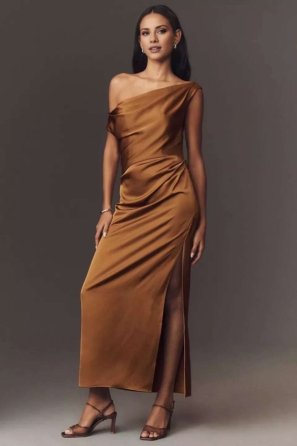 Vestido de fiesta asimétrico con cuello, sin mangas, espalda descubierta, abertura y largo hasta el suelo 