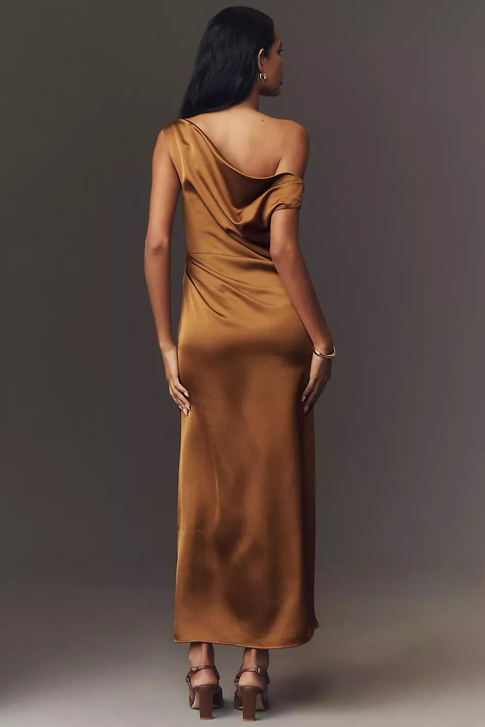 Vestido de fiesta asimétrico con cuello, sin mangas, espalda descubierta, abertura y largo hasta el suelo 