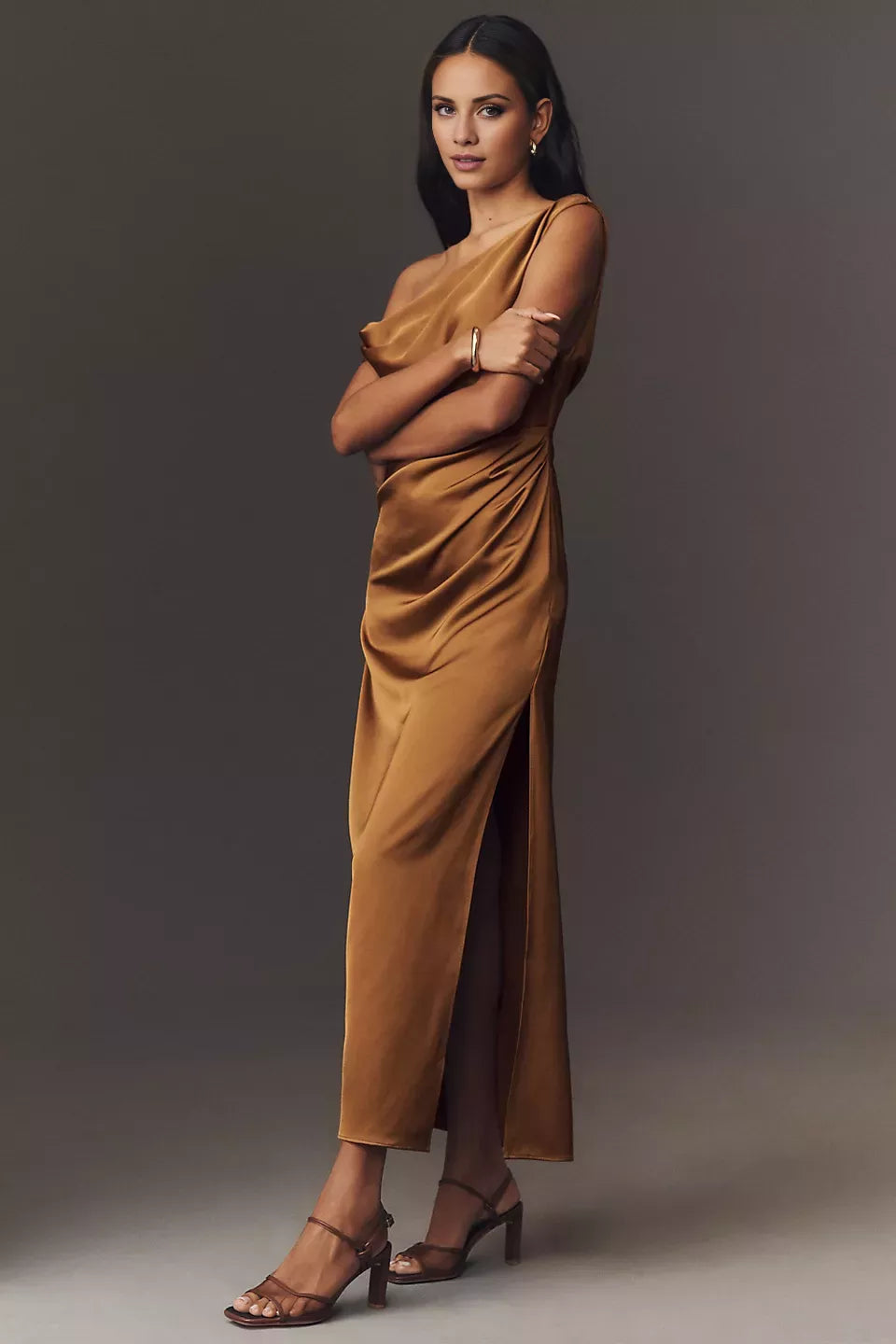 Vestido de fiesta asimétrico con cuello, sin mangas, espalda descubierta, abertura y largo hasta el suelo 