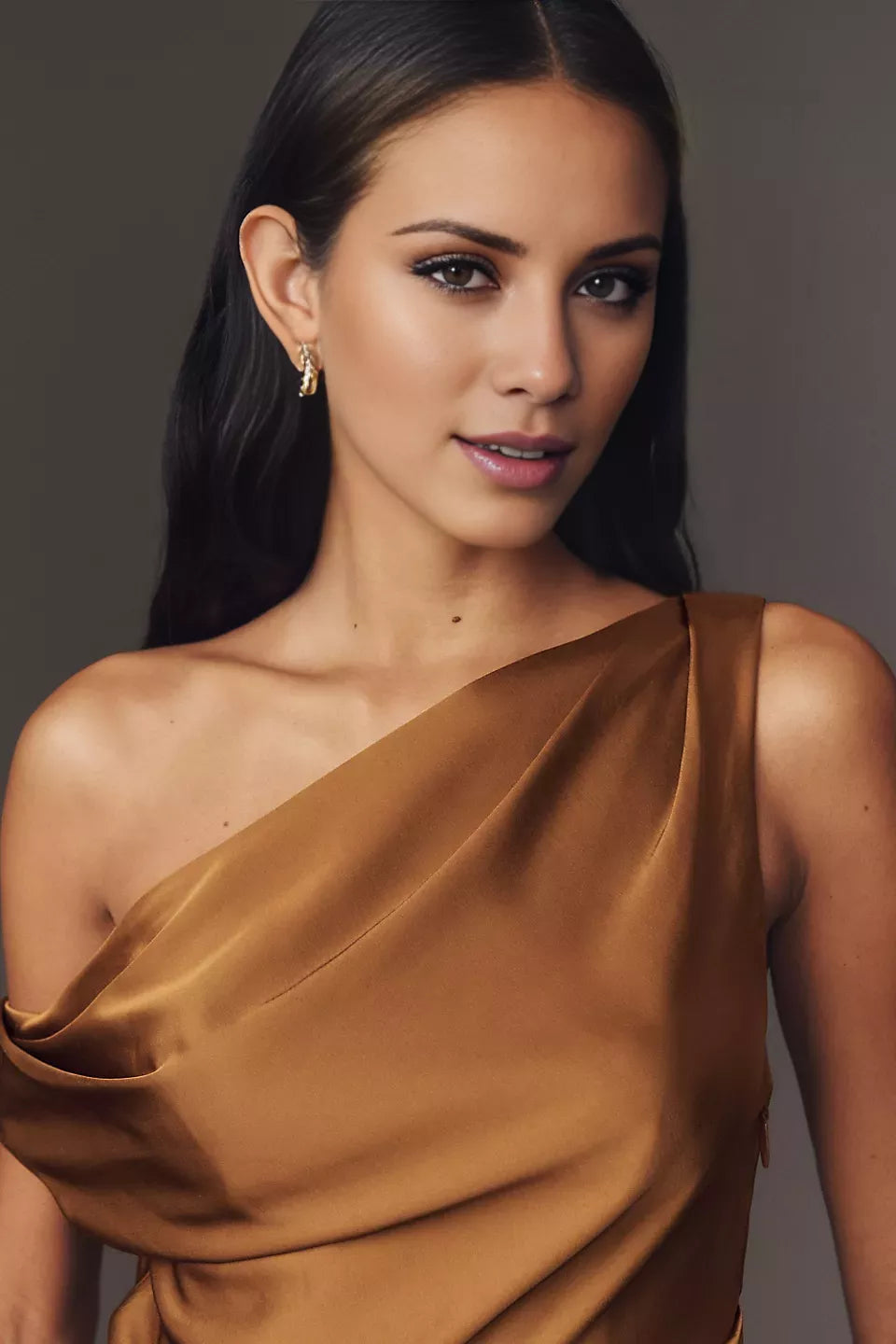 Vestido de fiesta asimétrico con cuello, sin mangas, espalda descubierta, abertura y largo hasta el suelo 