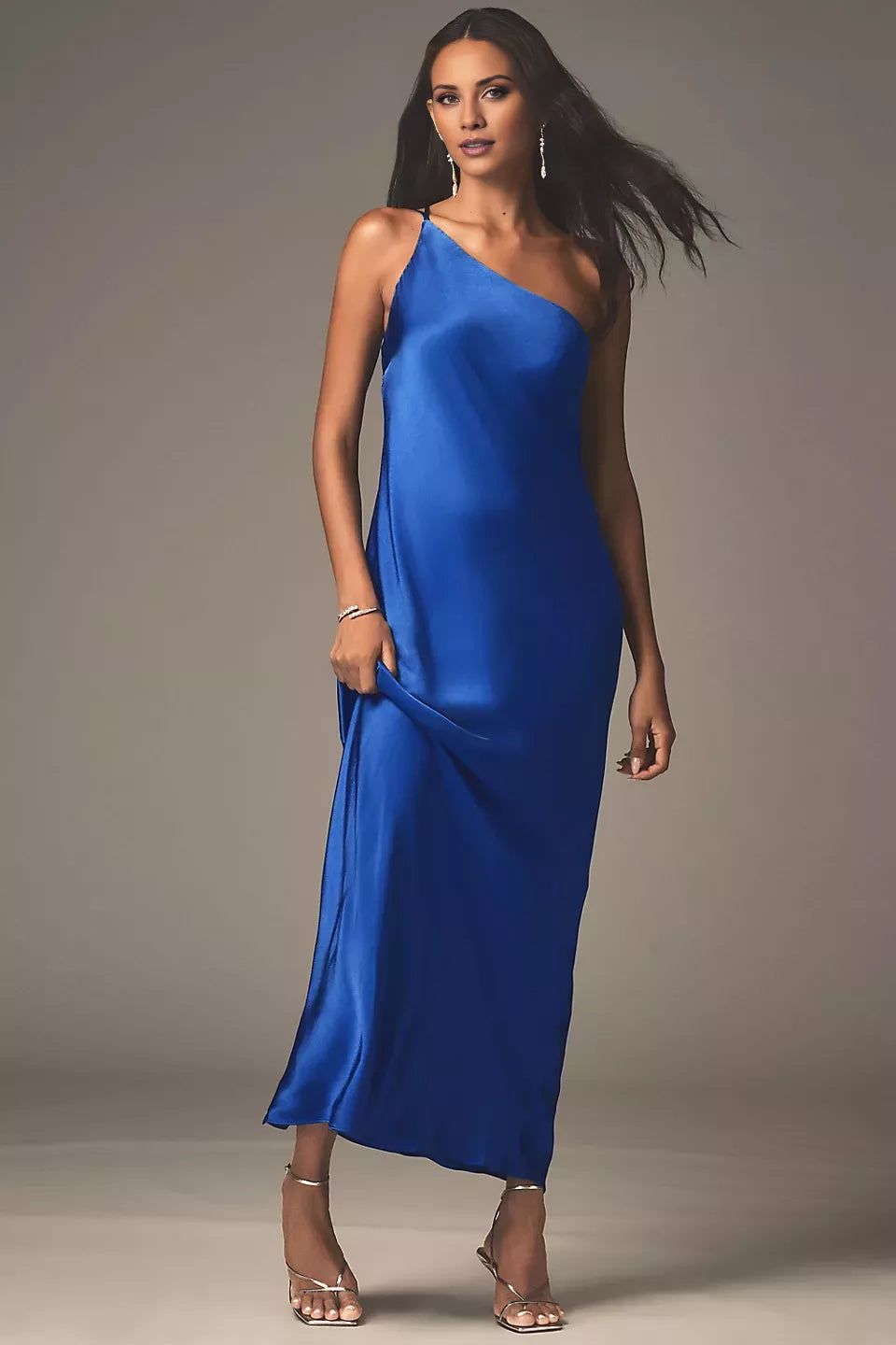 Vestido de fiesta con cuello asimétrico, sin mangas, tirantes finos, espalda descubierta y largo hasta el suelo 