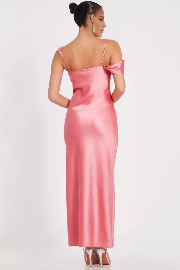 Vestido de fiesta con cuello asimétrico, sin mangas, tirantes finos, espalda descubierta y largo hasta el suelo 