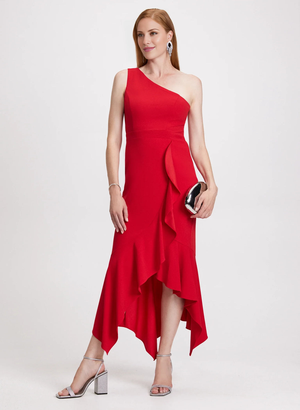Vestido de fiesta sin mangas con escote asimétrico, detalles plisados, bordes con volantes y largo hasta el suelo. 