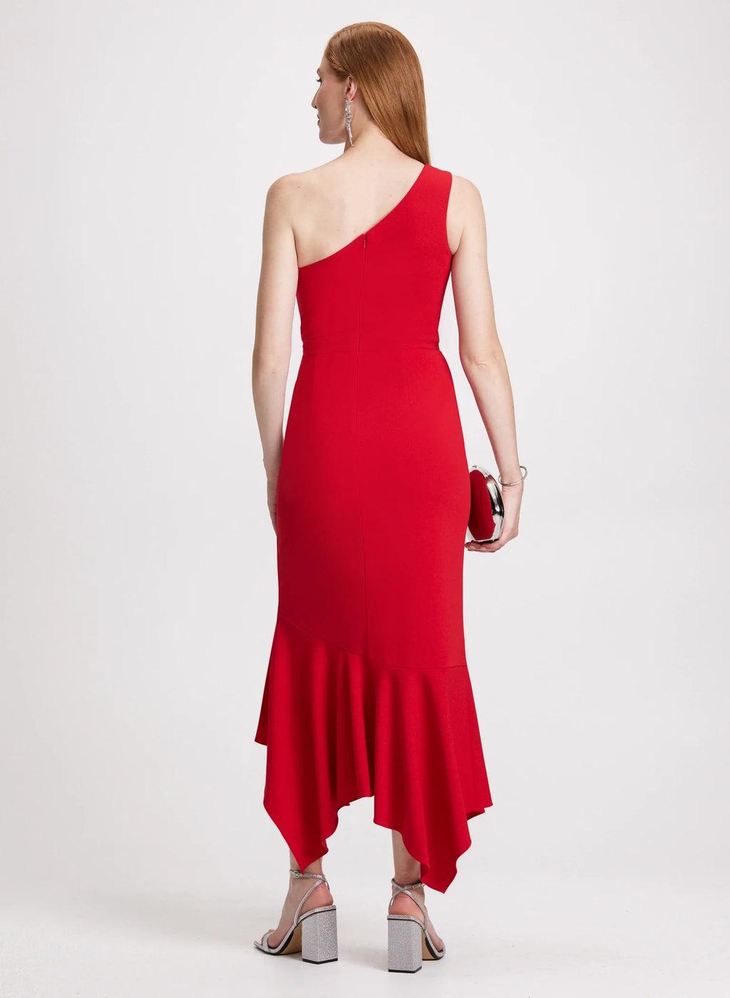 Vestido de fiesta sin mangas con escote asimétrico, detalles plisados, bordes con volantes y largo hasta el suelo. 