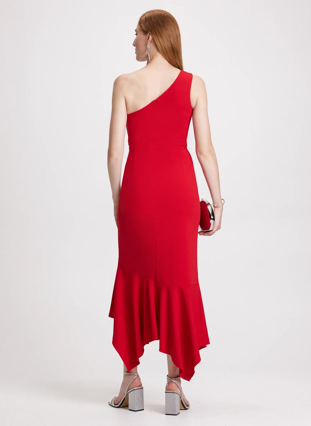 Vestido de fiesta sin mangas con escote asimétrico, detalles plisados, bordes con volantes y largo hasta el suelo. 