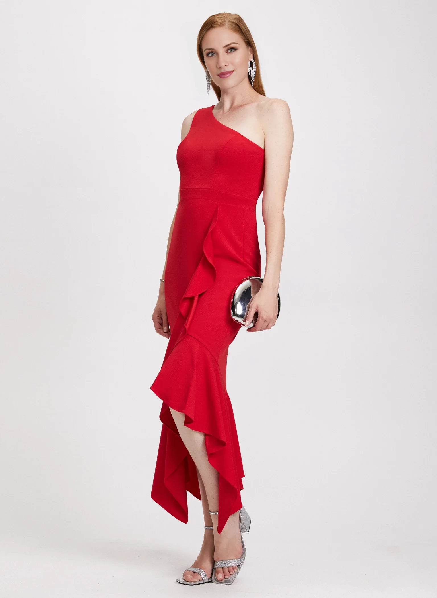 Vestido de fiesta sin mangas con escote asimétrico, detalles plisados, bordes con volantes y largo hasta el suelo. 