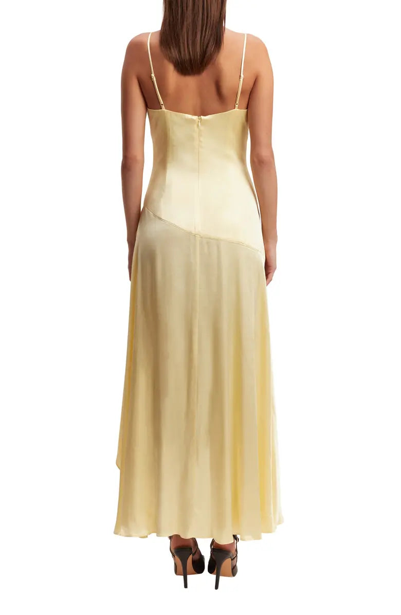 Vestido de noche elegante y elegante con hombros descubiertos, borde con volantes y largo medio con espalda descubierta.