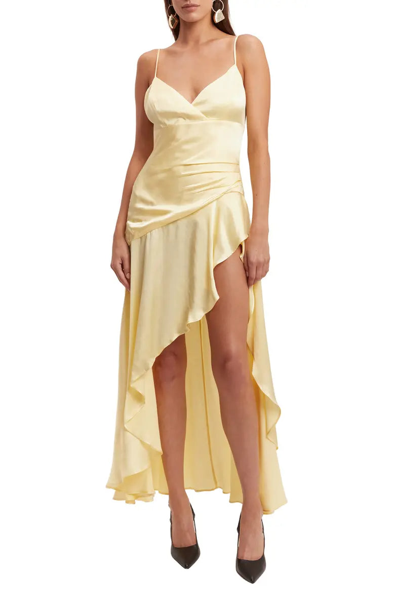 Vestido de noche elegante y elegante con hombros descubiertos, borde con volantes y largo medio con espalda descubierta.