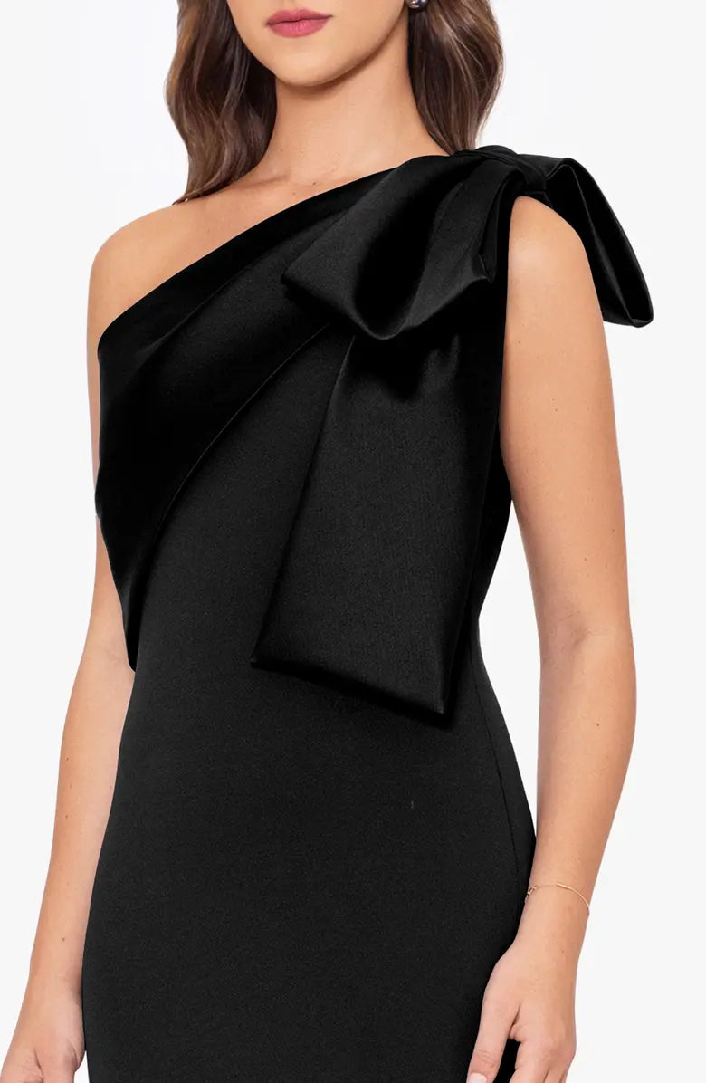 Un vestido de noche sencillo y elegante con lazo de satén, cola de pez y largo hasta el suelo.