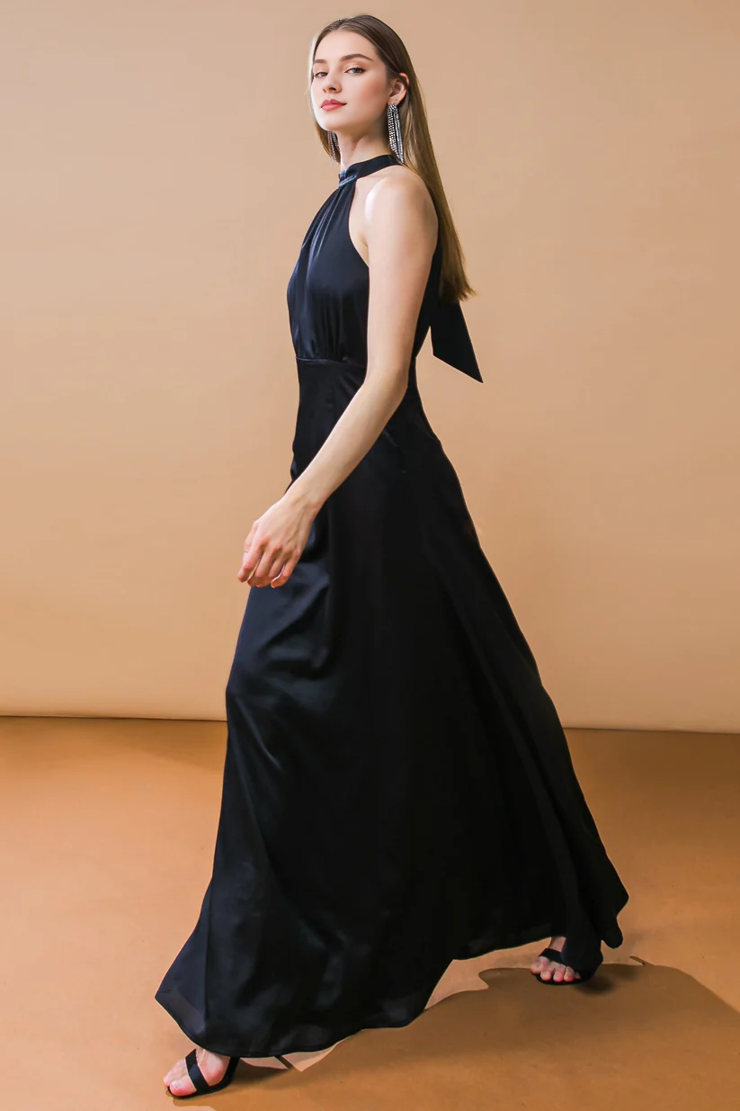 Vestido con cuello colgante en forma de A y espalda expuesta con cordones