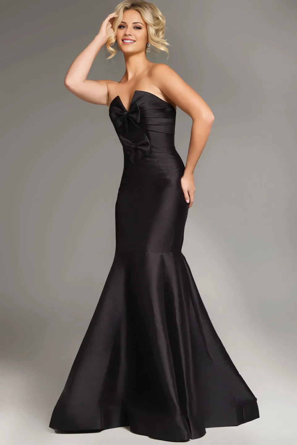 Vestido de noche largo hasta el suelo con cola de satén y hombros descubiertos con detalle de lazo 