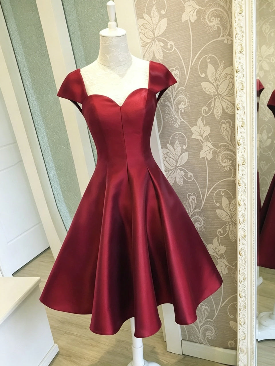 Burgundy Gloss Satin Cap Sleeve Sweetheart Corset Lace-Up Back Flare A-Line Mini Homecoming Dresses