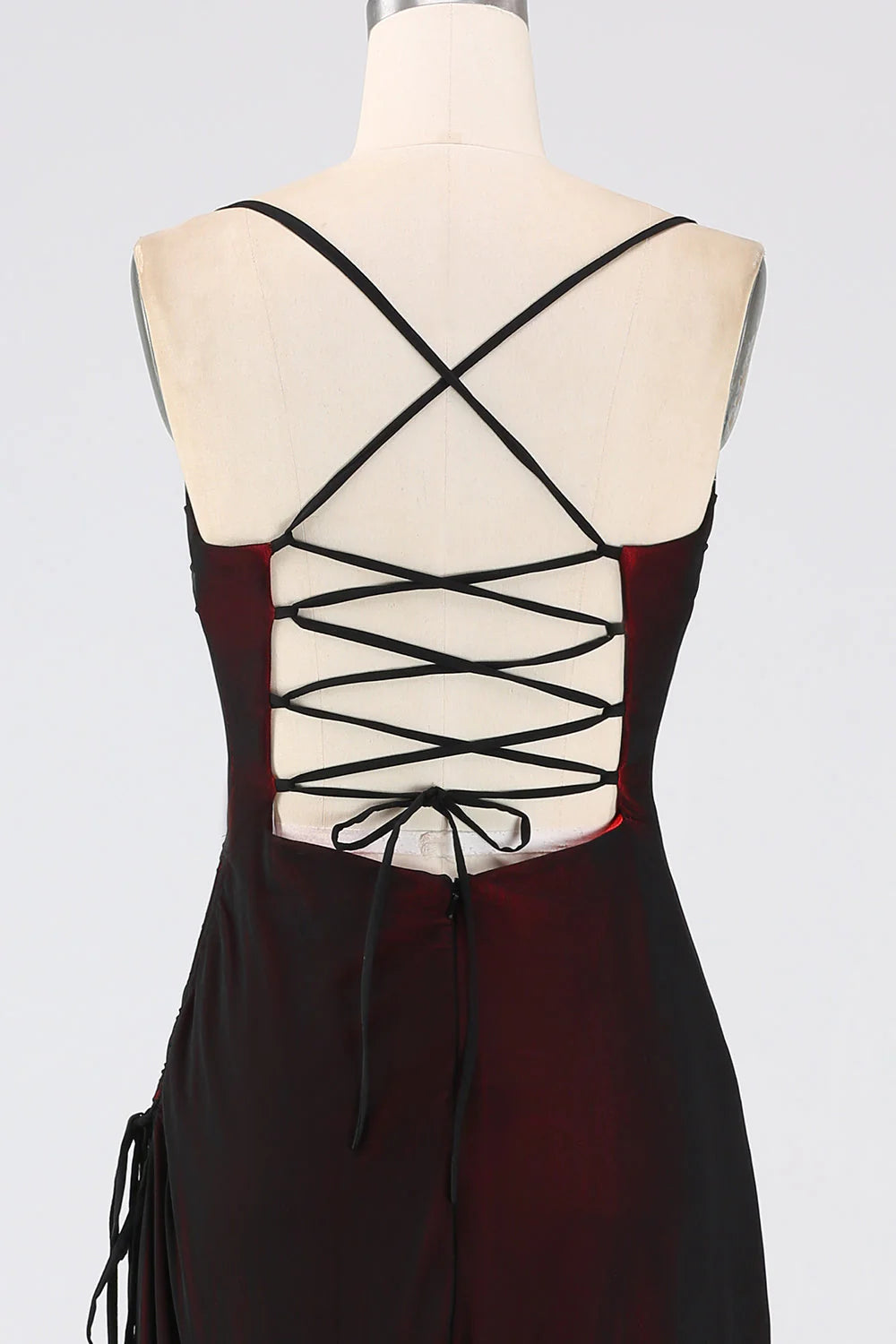 Vestido de dama de honor largo hasta el suelo, en negro y rojo, con tirantes finos