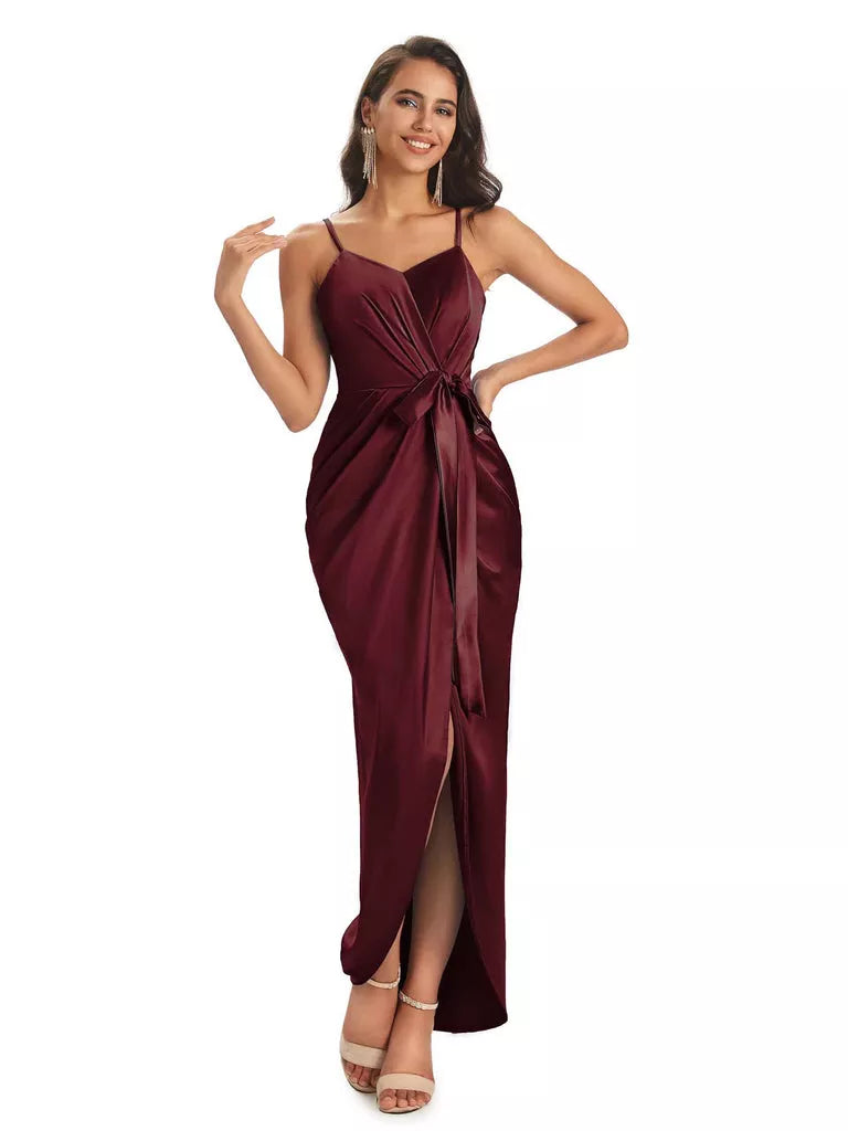 Vestidos de dama de honor asimétricos de satén suave con escote en V y tirantes finos de corte sirena