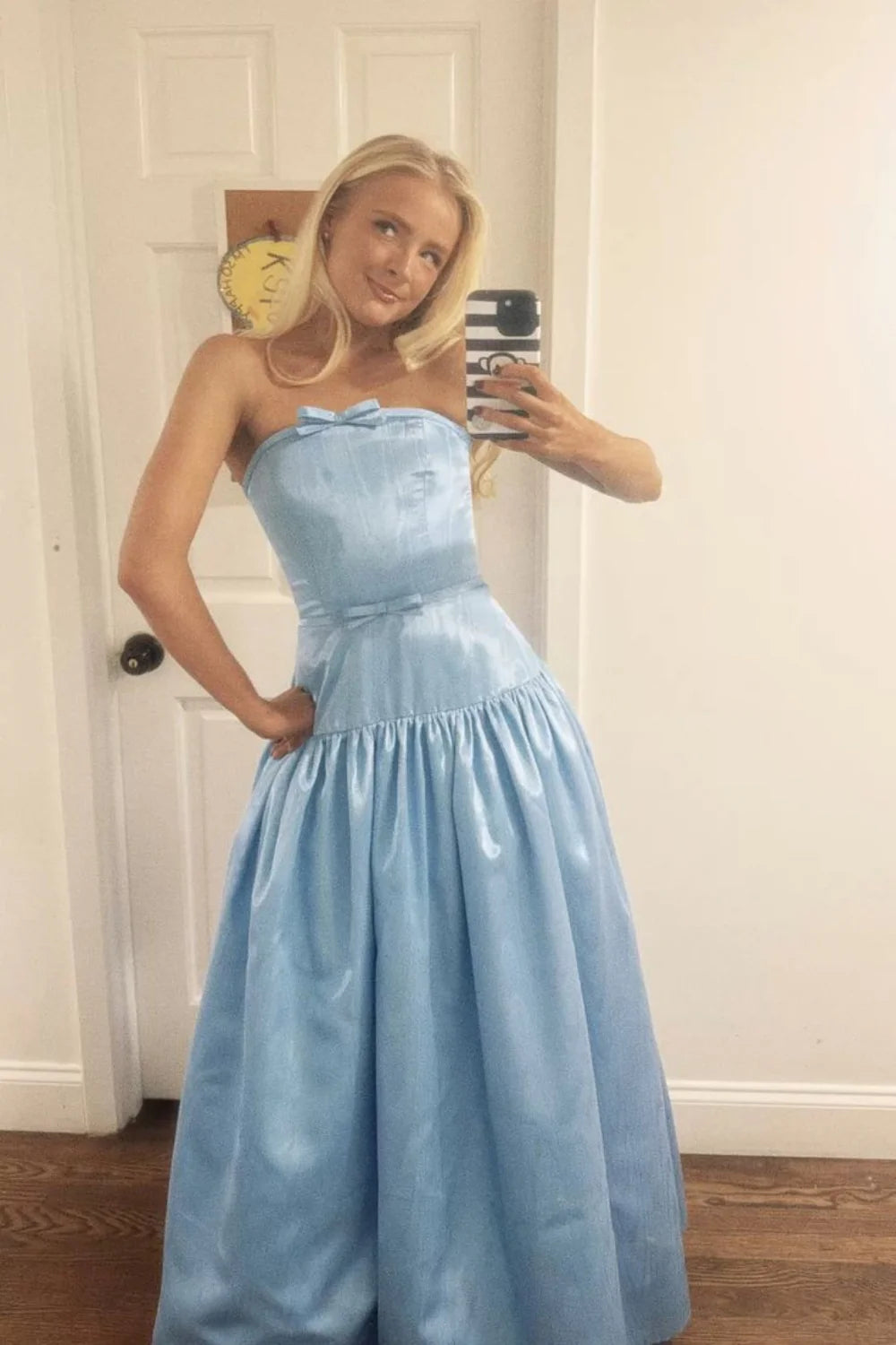 Charming Satin Ball-Gown Strapless Sleeveless Bow-Embellished Floor-Length Prom Dresses
