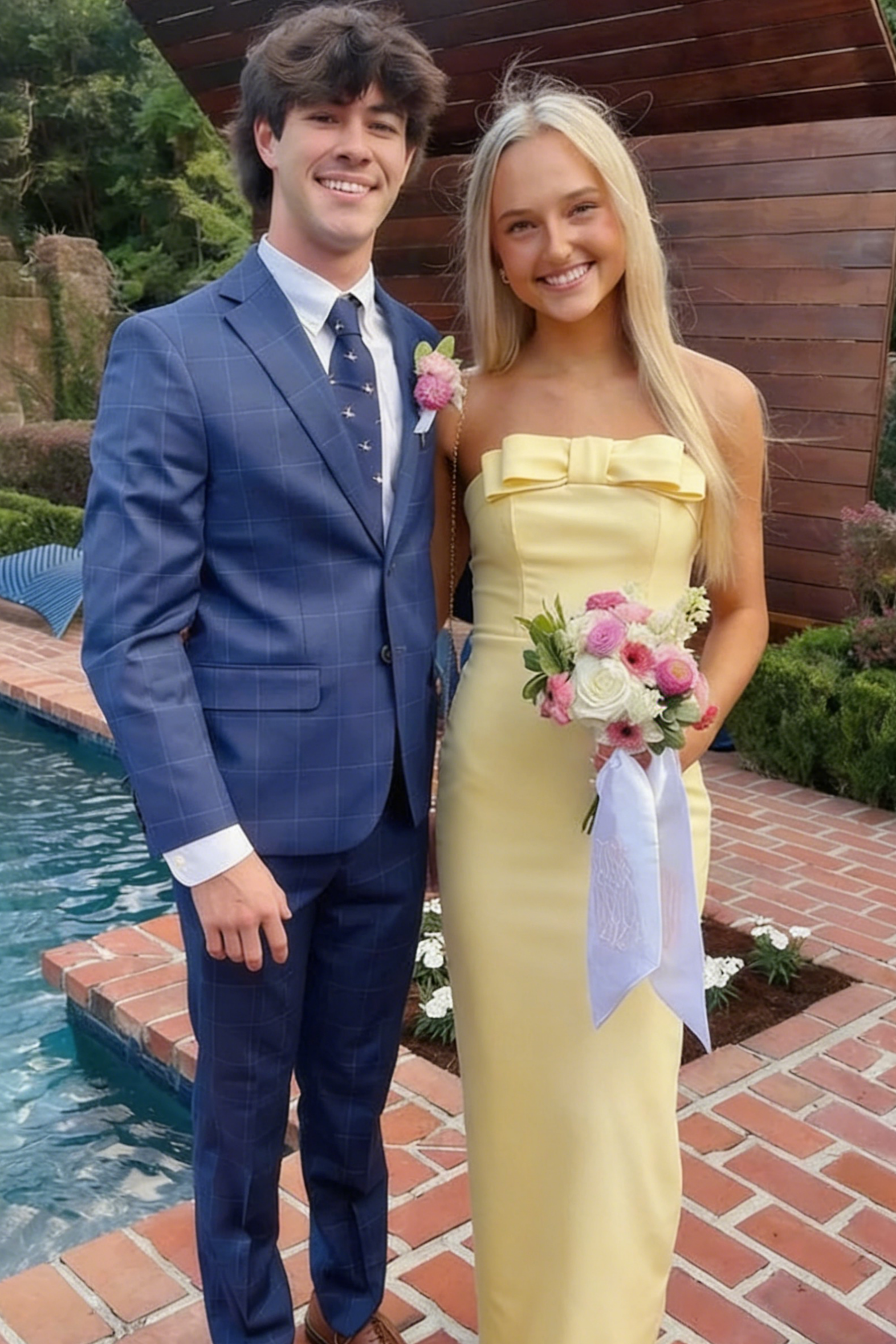 Chic Pale Yellow Strapless Prom Dress with Bow Detail, Mermaid Silhouette and Back Slit