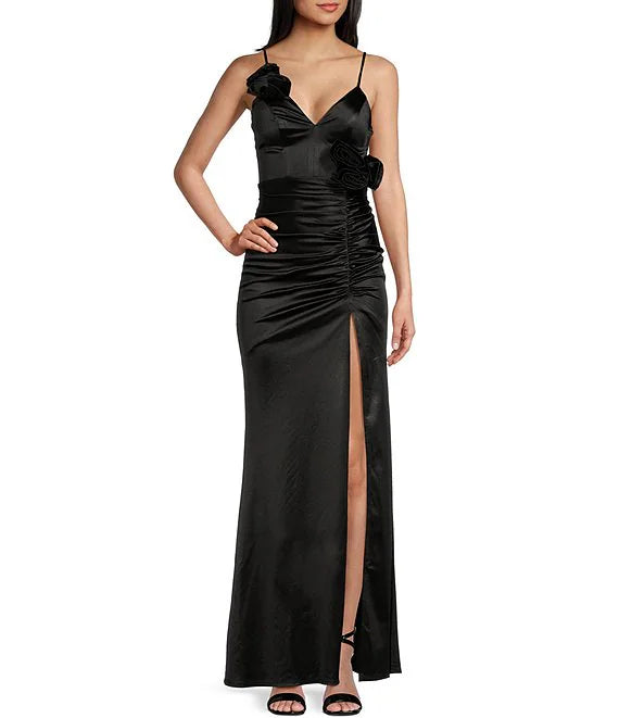 Vestido de fiesta con escote en V y ribete de rosas