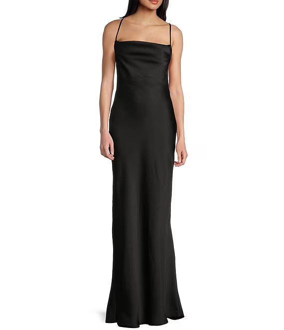 Vestido de fiesta largo de satén con cuello alto y tirantes cruzados