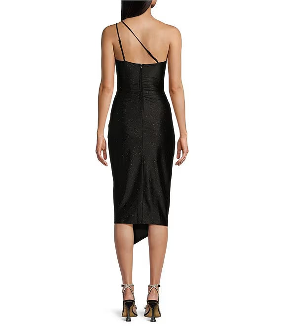 Abito da ballo simmetrico di media lunghezza in maglia glitterata con una spalla