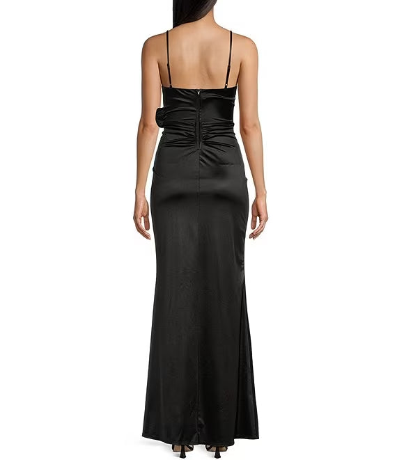 Vestido de fiesta con escote en V y ribete de rosas