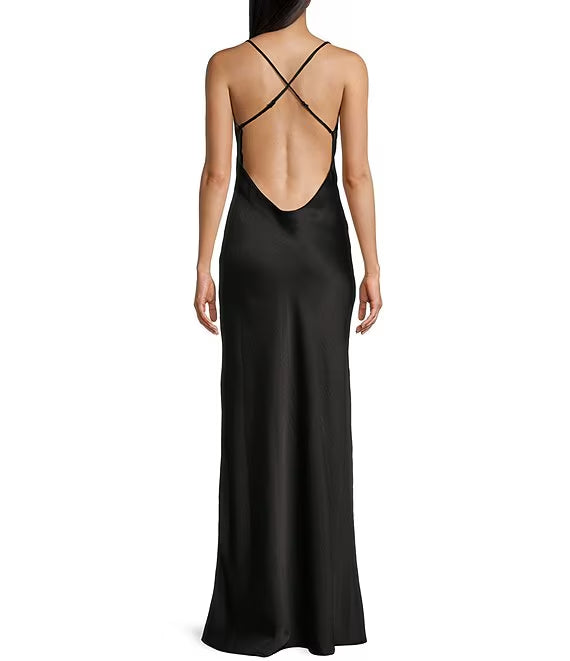 Vestido de fiesta largo de satén con cuello alto y tirantes cruzados