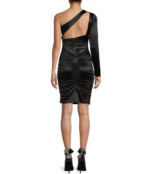 Vestido de fiesta de satén plisado con un solo hombro y manga larga