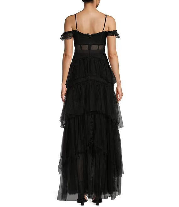 Vestido de fiesta largo con borde con volantes y tirantes finos en los hombros al descubierto