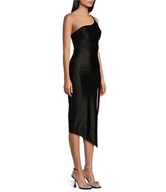 Vestido de fiesta de largo medio simétrico de punto brillante con un solo hombro