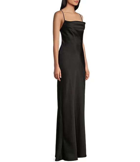 Vestido de fiesta largo de satén con cuello alto y tirantes cruzados