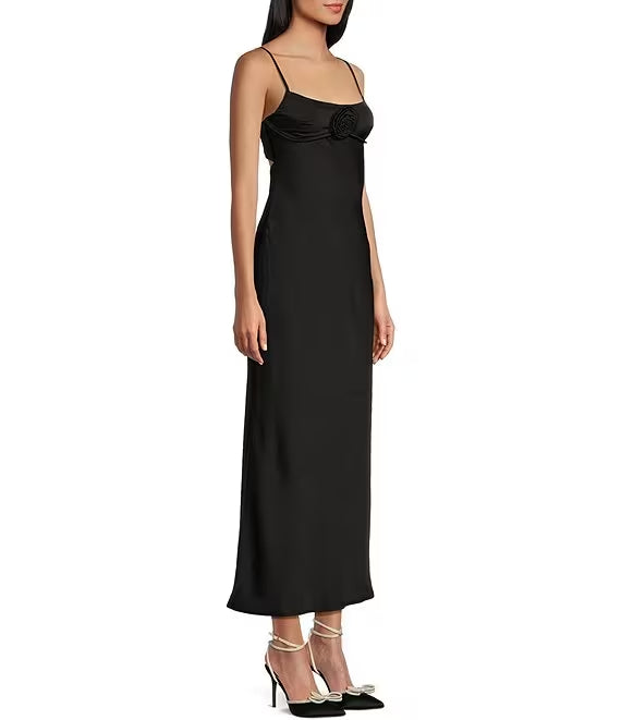 Vestido de fiesta de satén con escote bajo, tirantes finos y espalda en forma de rosa, con tirantes ahuecados