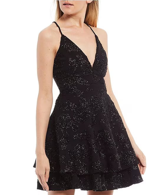 Vestido mini de fiesta ajustado con tirantes finos, encaje, espalda con pestañas y dobladillo doble