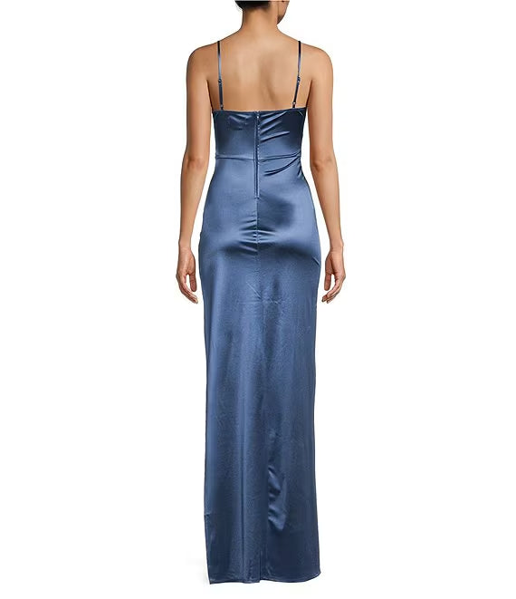 Corsé ajustado con aberturas laterales y vestido de fiesta largo de satén.