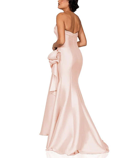 Vestido de fiesta con escote de brida sin hombros, aberturas laterales plisadas y dobladillo acampanado.