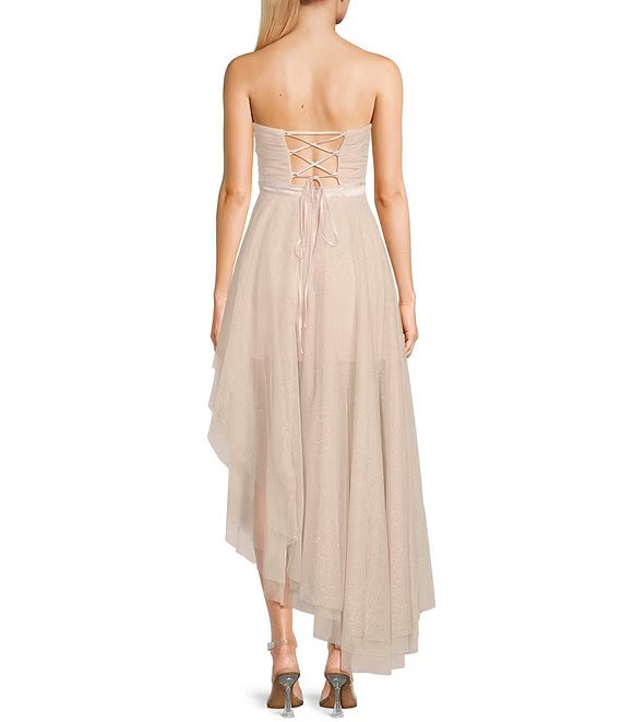 Malla asimétrica en la espalda sin tirantes para vestir de noche.