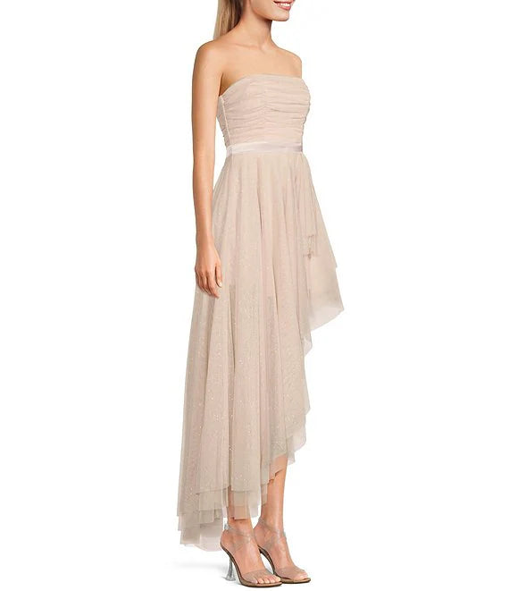 Malla asimétrica en la espalda sin tirantes para vestir de noche.