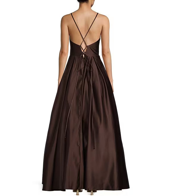 Vestido de fiesta con escote en V, delantero y trasero ahuecado.