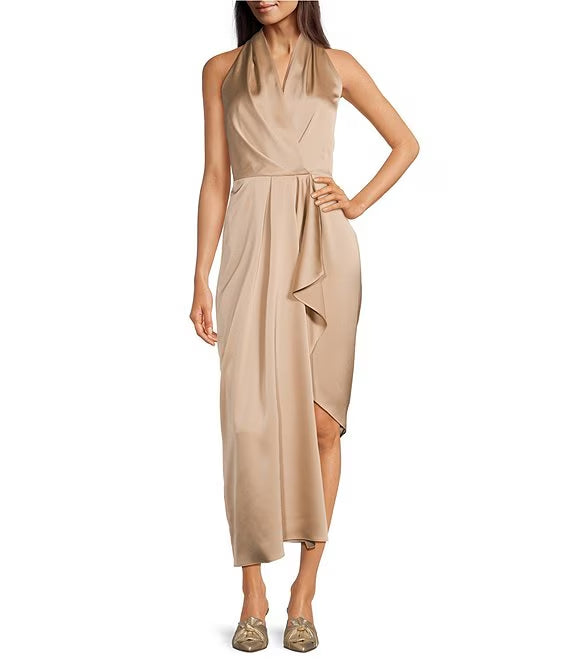 Vestido de noche de satén marrón claro con escote en V, sin mangas y dobladillo asimétrico, de largo medio.