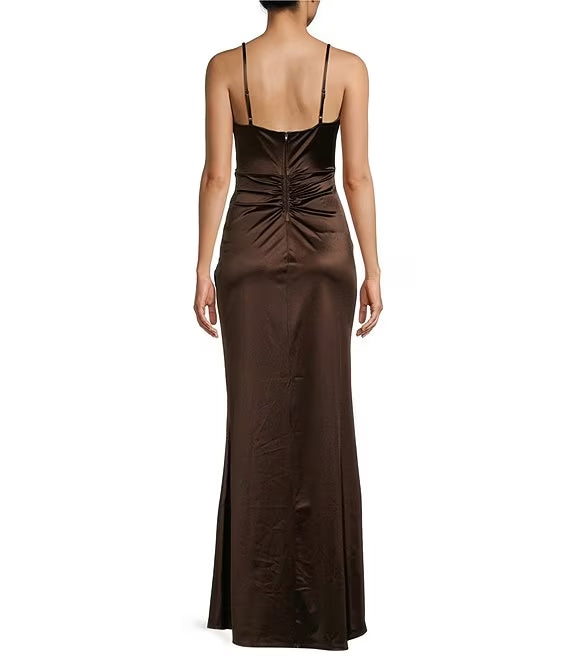 Vestido de noche largo con tirantes finos, escote en V, pliegues artificiales envolventes, abertura en el dobladillo y abertura.