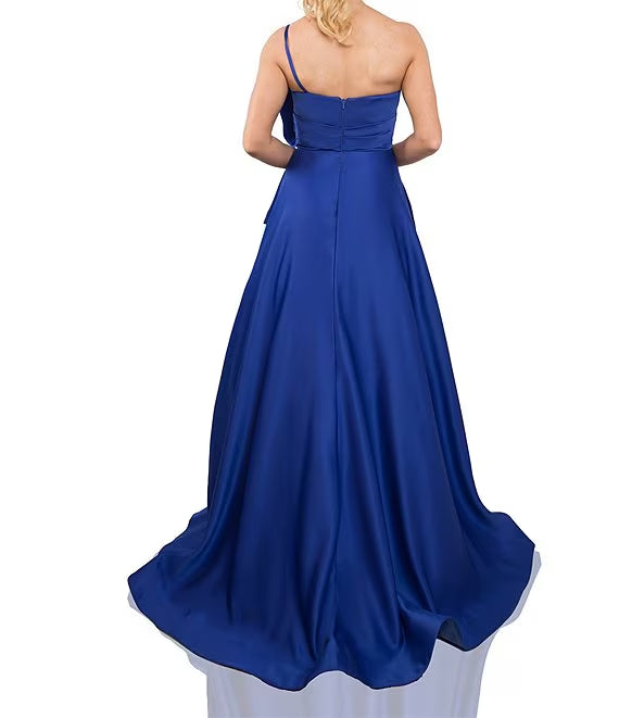 Vestido de fiesta de satén mate con un hombro al descubierto, sin mangas y lazo