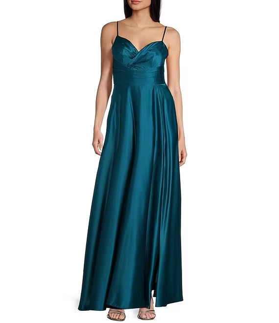 Vestido de fiesta con escote corazón, tirantes finos, cinturón plisado y abertura frontal