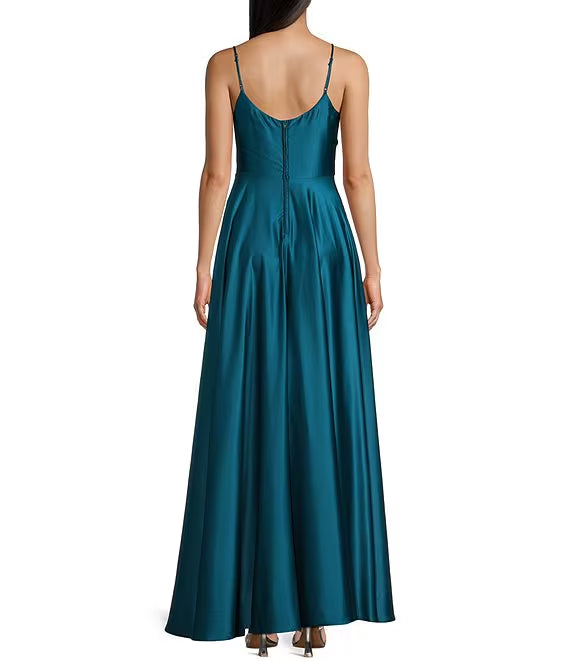 Vestido de fiesta con escote corazón, tirantes finos, cinturón plisado y abertura frontal