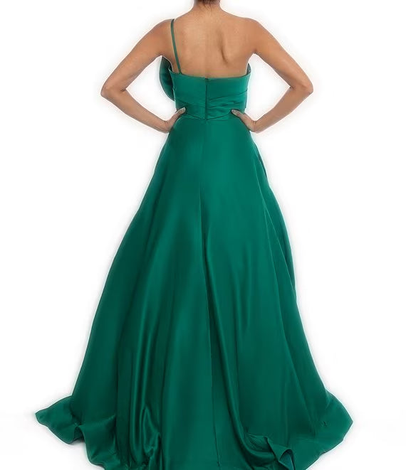 Vestido de fiesta de satén mate con un hombro al descubierto, sin mangas y lazo